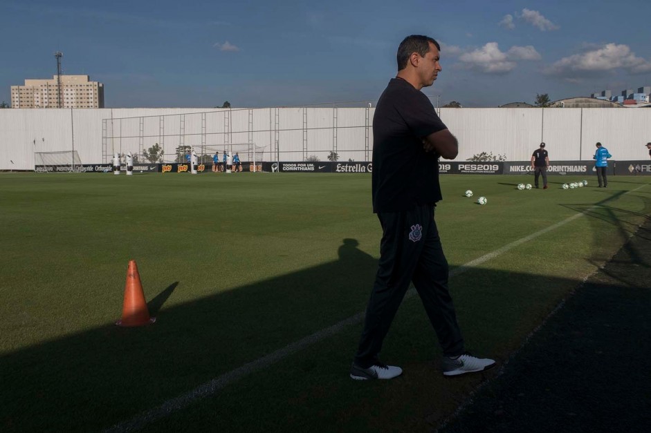 Técnico Fábio Carille a beira de campo no treino desta terça