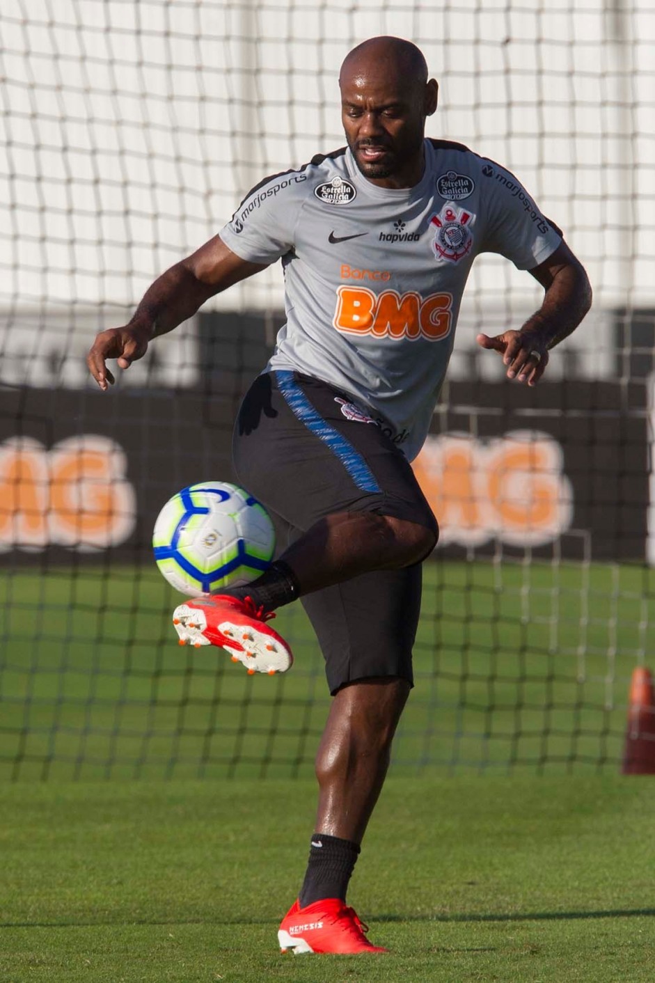 Vagner Love no treino desta terça