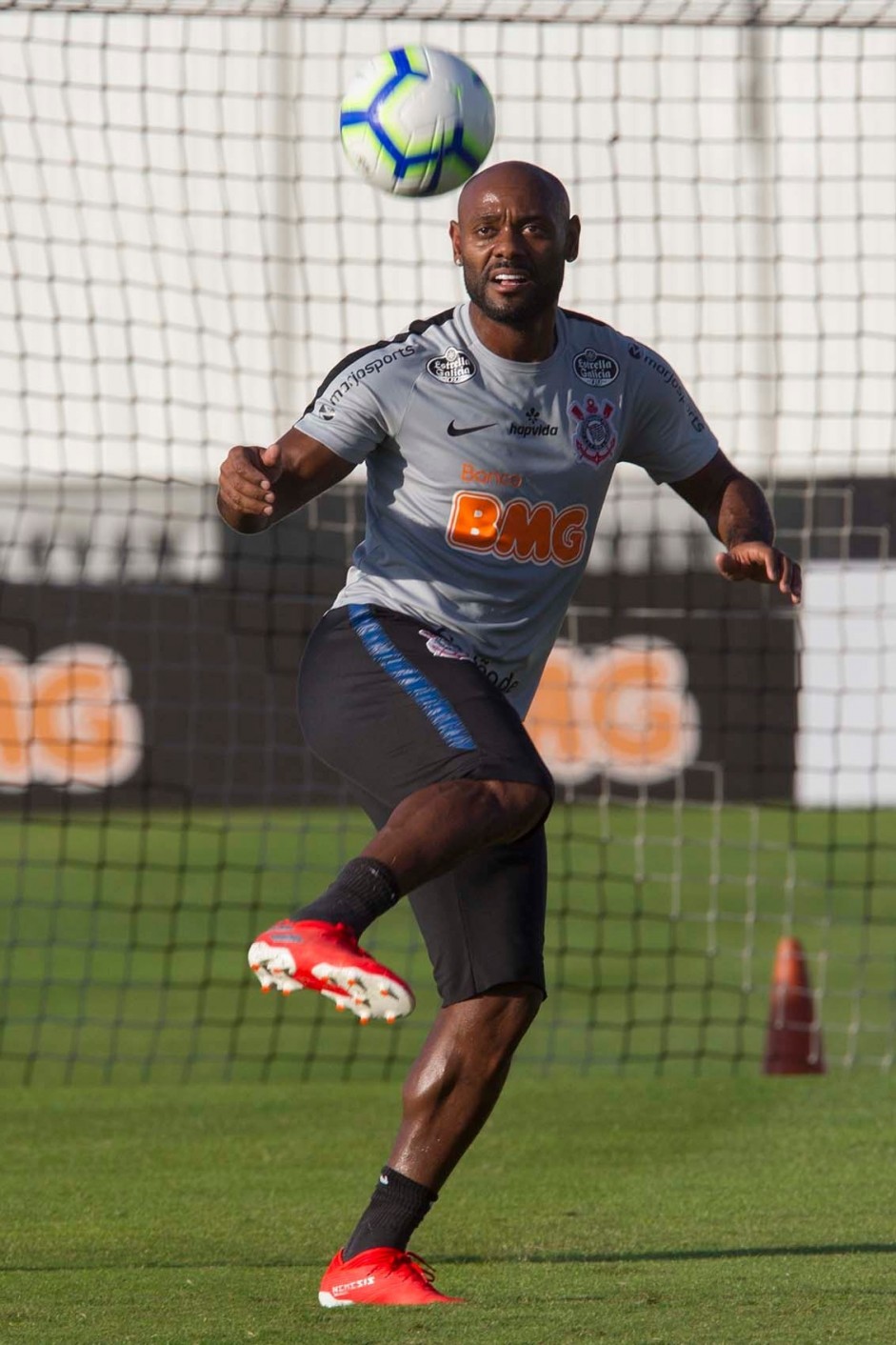 Vagner Love no treino desta tera