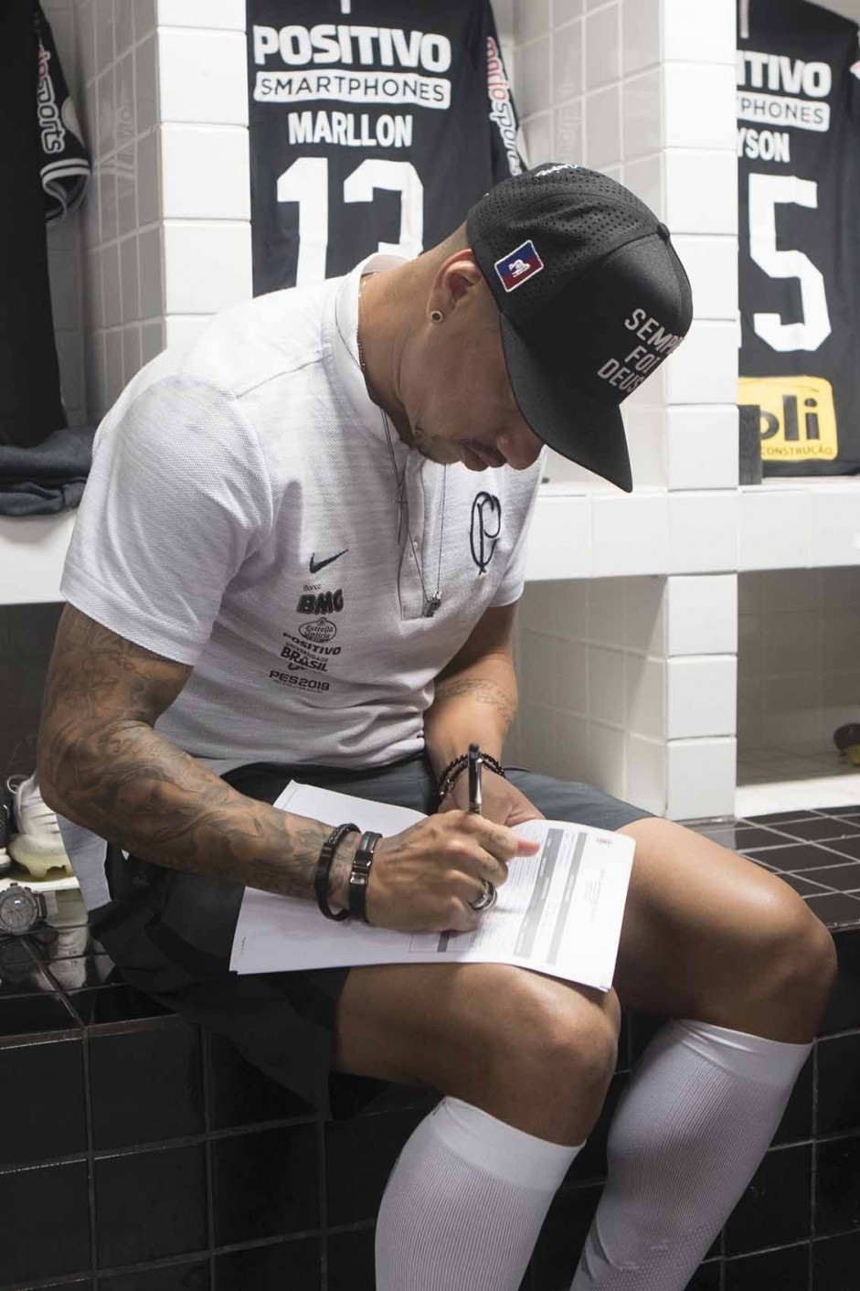 Volante Ralf no vestiário antes do jogo contra o Santos, pelo Campeonato Brasileiro