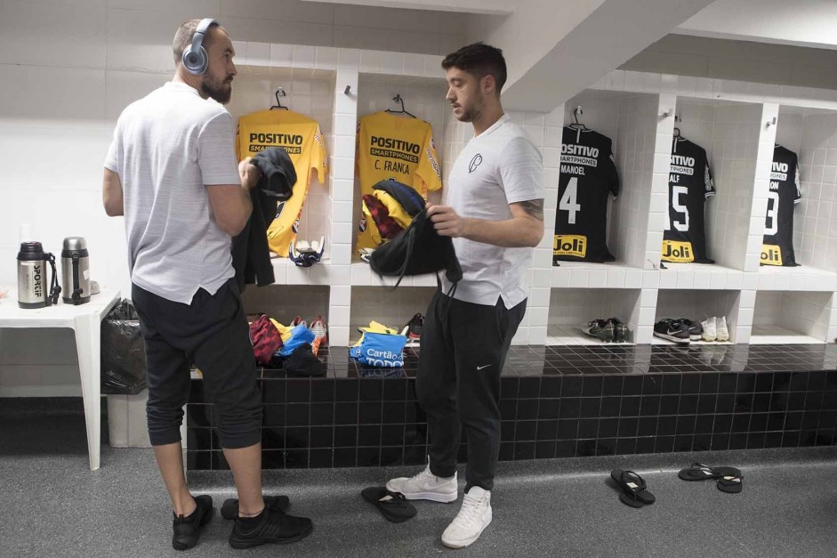 Walter e Caíque França no vestiário antes do jogo contra o Santos, pelo Campeonato Brasileiro