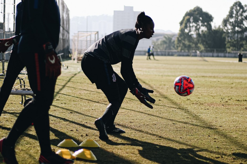 Equipe feminina do Corinthians realiza treinamento