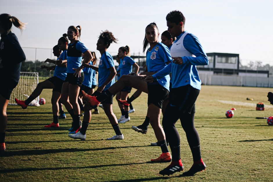 Equipe feminina do Corinthians realiza treinamento