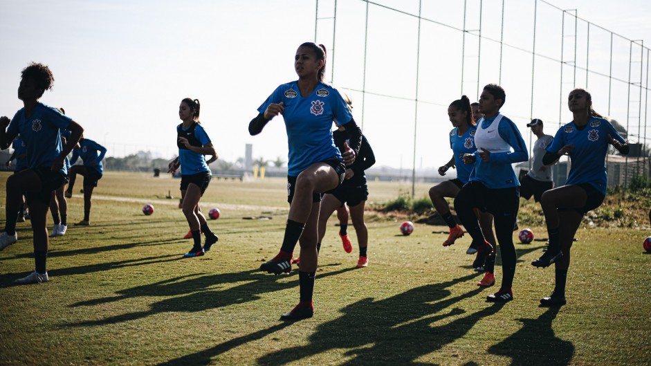 Equipe feminina do Corinthians realiza treinamento