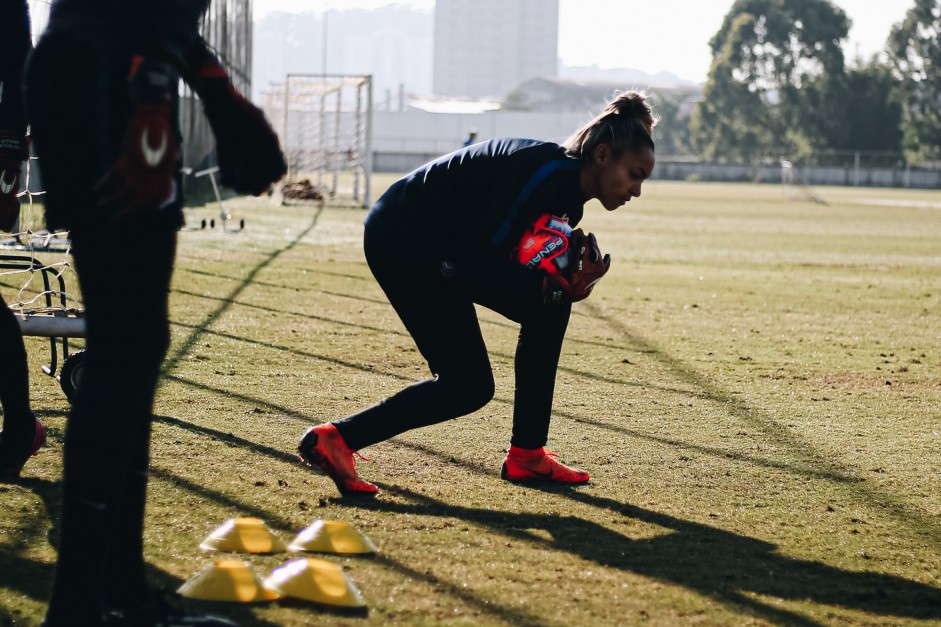 Equipe feminina do Corinthians realiza treinamento