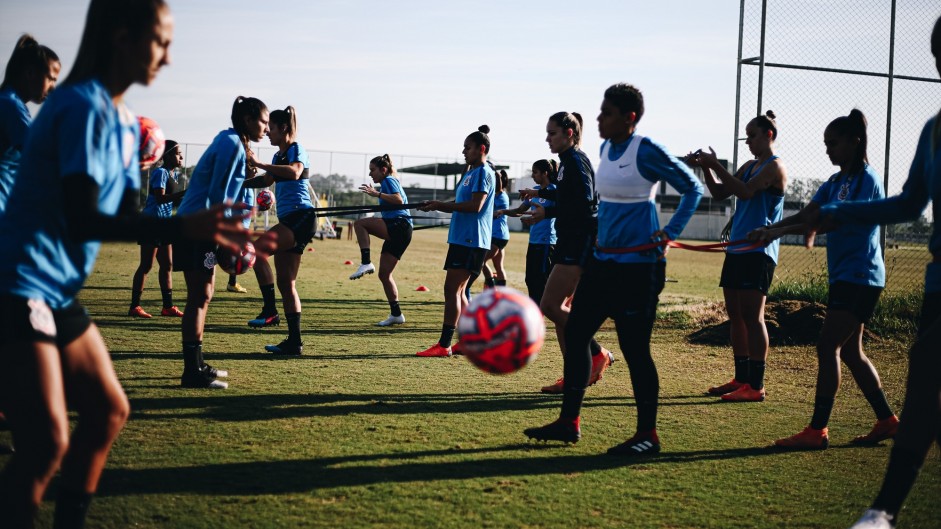 Equipe feminina do Corinthians realiza treinamento