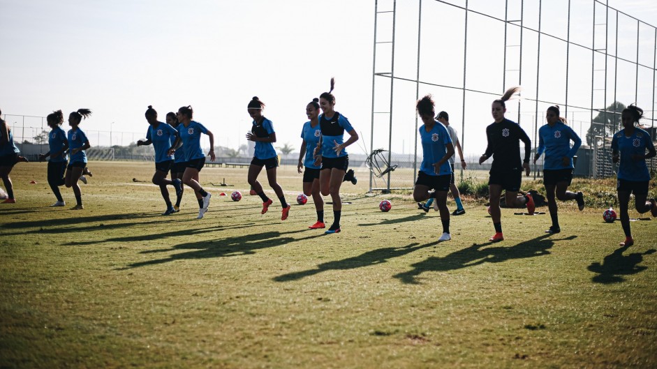 Equipe feminina do Corinthians realiza treinamento