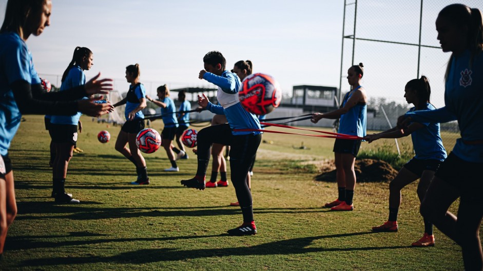 Equipe feminina do Corinthians realiza treinamento