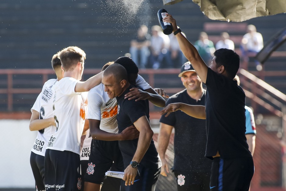 Corinthians comemora gol contra a Portuguesa, pelo Paulista Sub-15