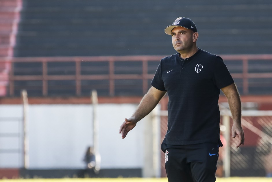 Treinador do Corinthians Sub-15 durante empate contra a Portuguesa