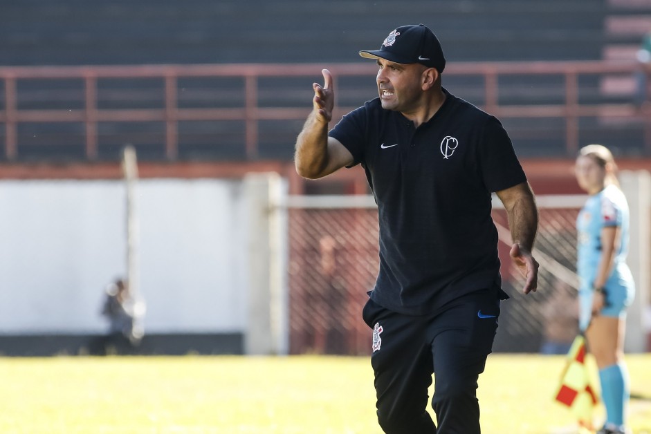 Treinador do Sub-15 durante empate contra a Portuguesa, pelo Paulista Sub-15