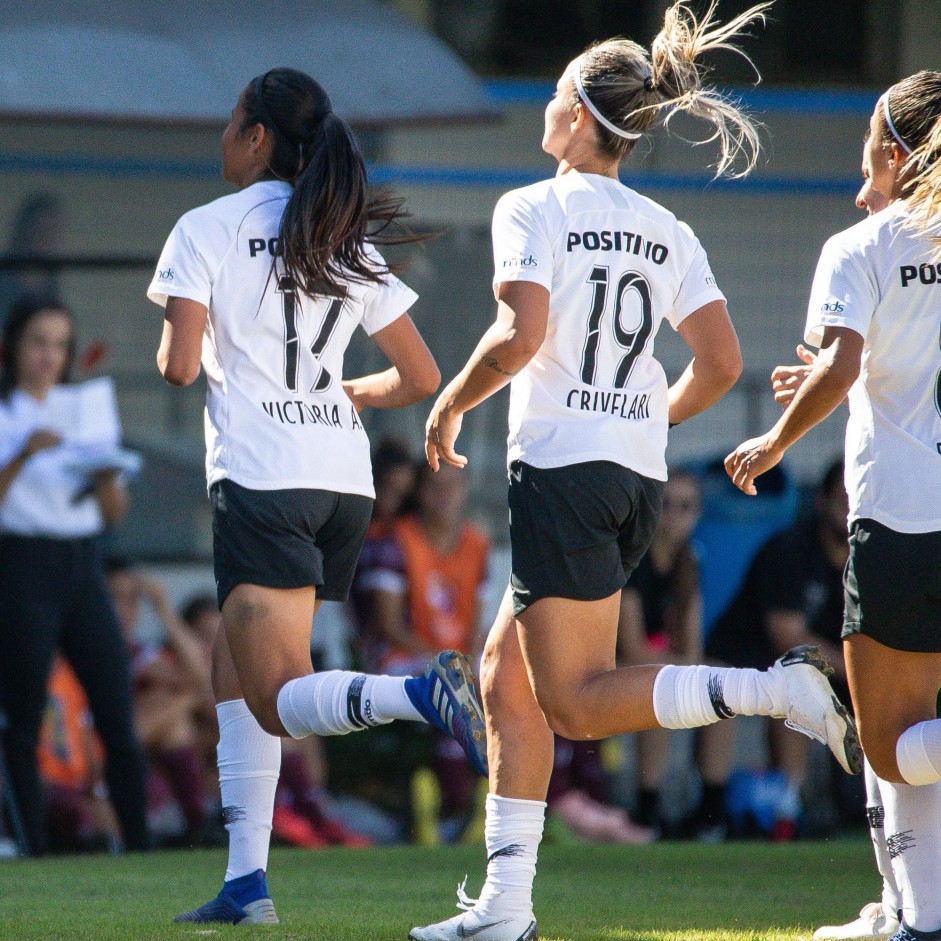 Victória e Crivelari na partida contra o Juventus, pelo Paulista Feminino