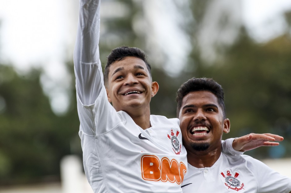 Adson e Rael comemoram gol contra o gua Santa, pelo Paulista Sub-20