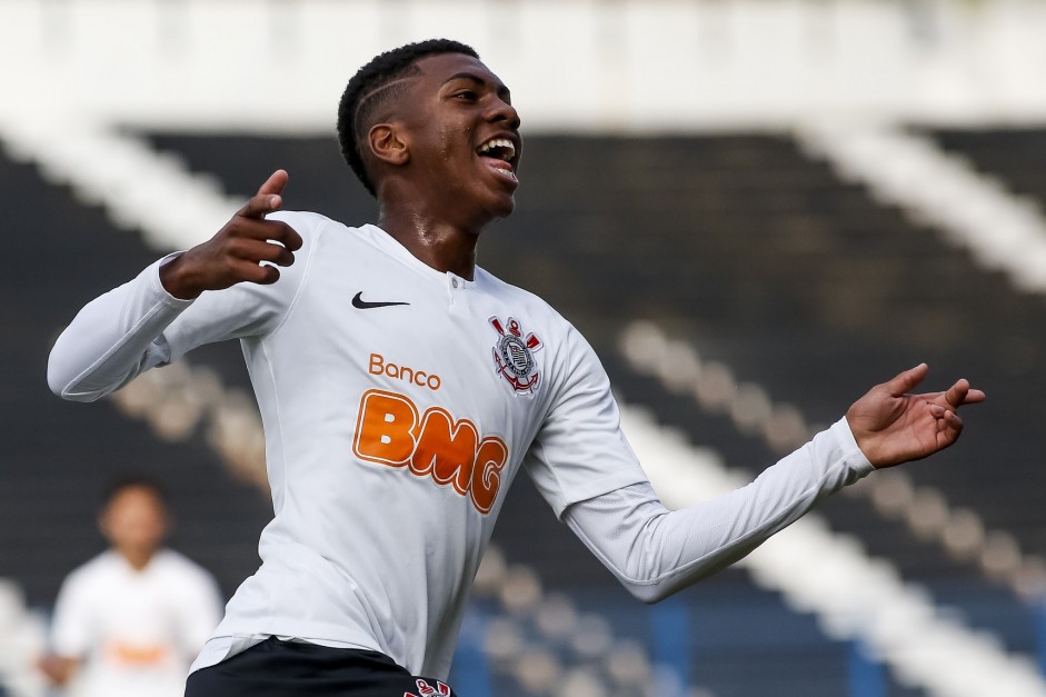Corinthians comemora gol contra a Juventus, pelo Paulista Sub-15