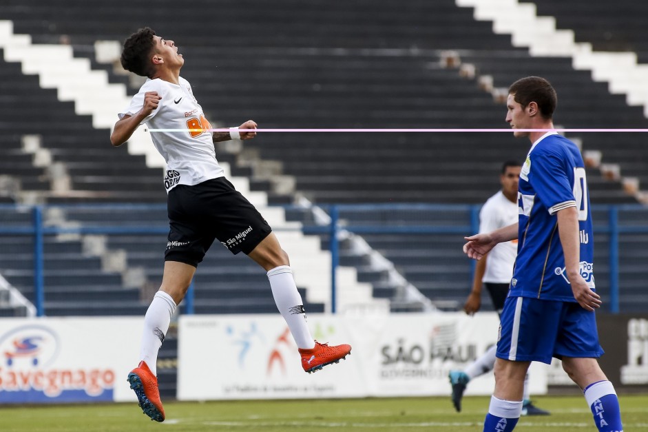 Gabriel comemorando gol contra o gua Santa, pelo Paulista Sub-20