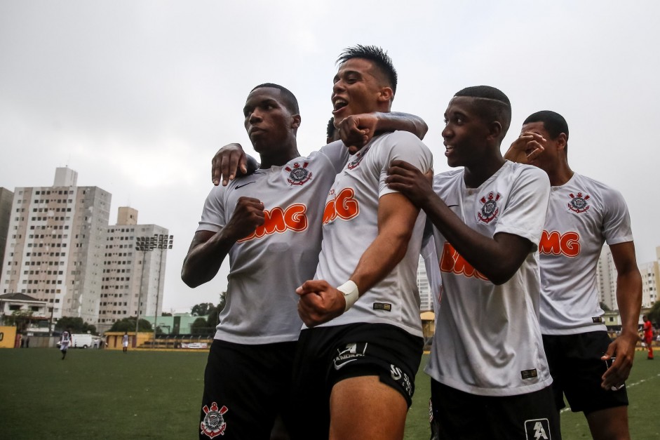 Jogadores do Corinthians sub-20 vibram com o gol de Sandoval pelo Paulista da categoria