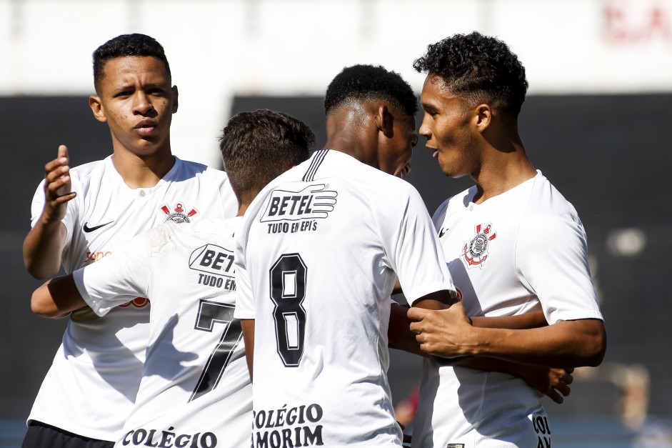 Corinthians e Grmio disputam vaga na final do Brasileiro Sub-17