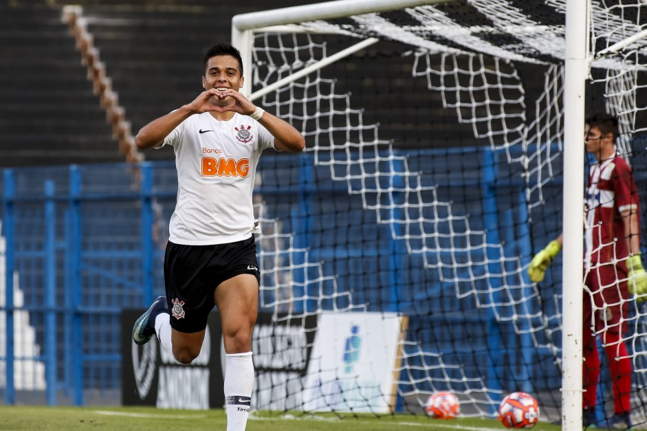 Sandoval comemora seu gol contra o Água Santa