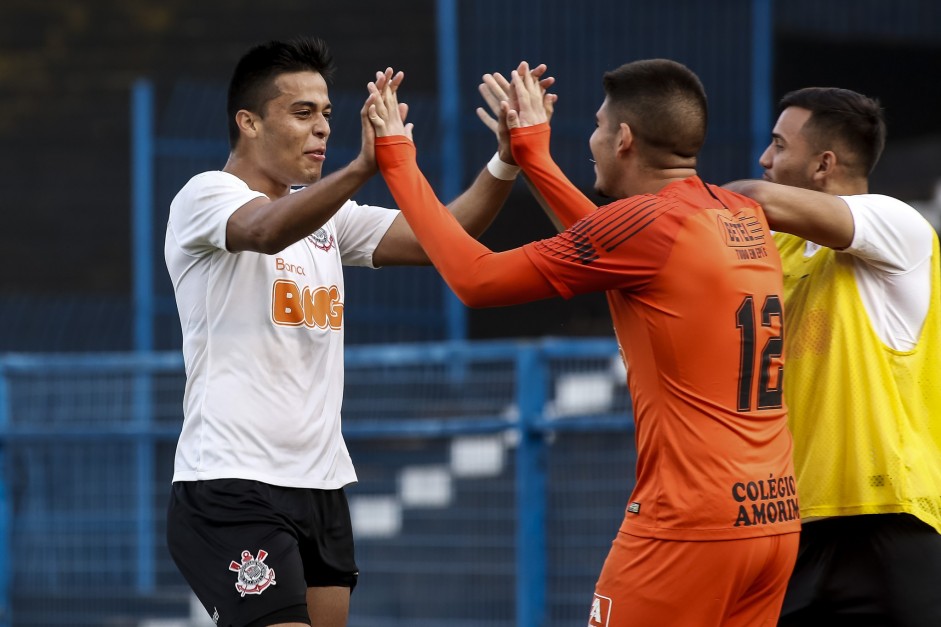 Sandoval e goleiro Diego comemorando vitória contra o Água Santa