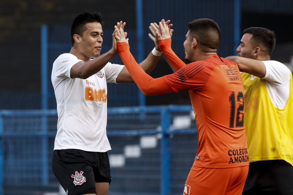 Sandoval e goleiro Diego comemorando vitria contra o gua Santa