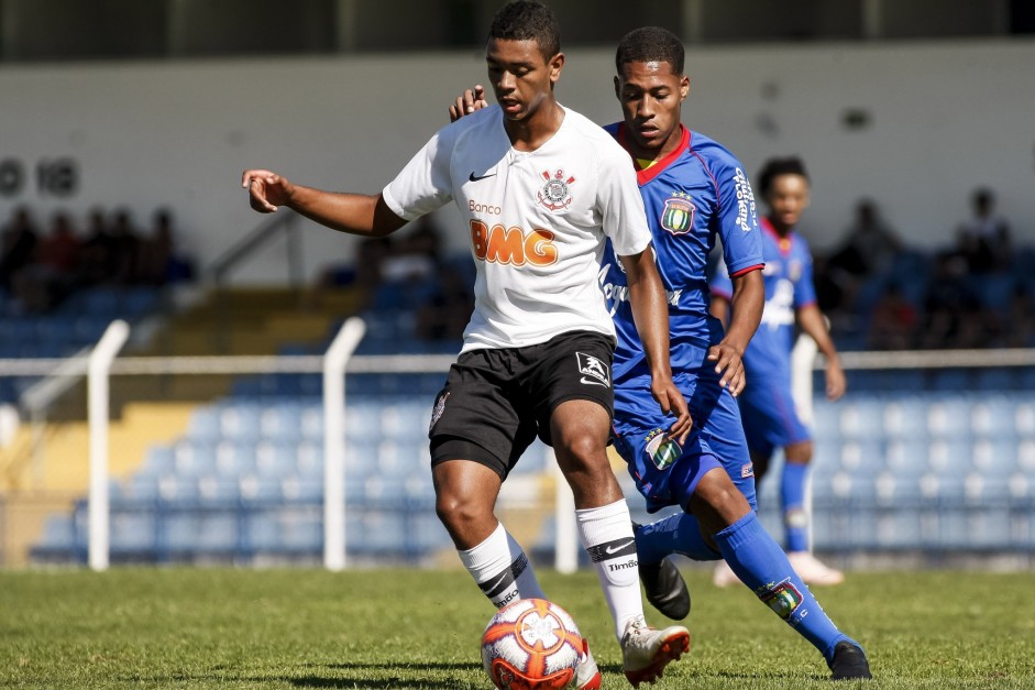 Corinthians e So Caetano durante empate contra o So Caetano, pelo Paulista Sub-17