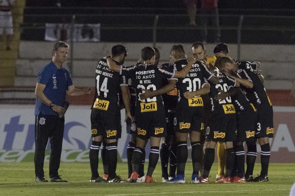 Elenco do Corinthians durante derrota para o Botafogo-SP, em partida amistosa em Ribeiro Preto