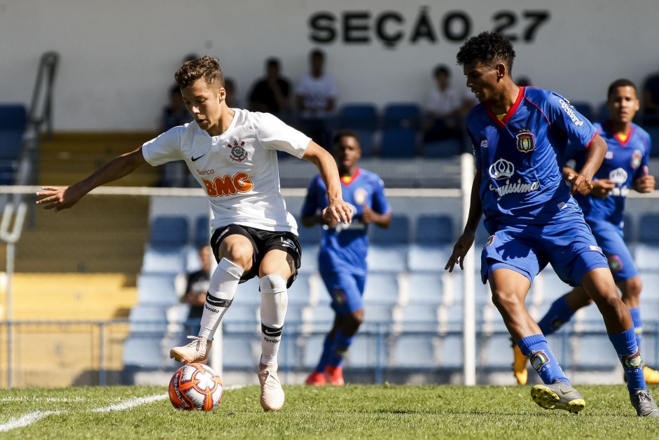 Jogadores do Corinthians durante empate contra o So Caetano, pelo Sub-17