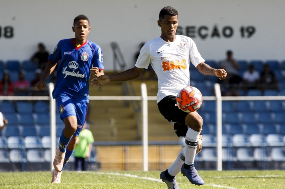 Jogadores do Corinthians no empate contra o São Caetano, pelo Paulista Sub-17