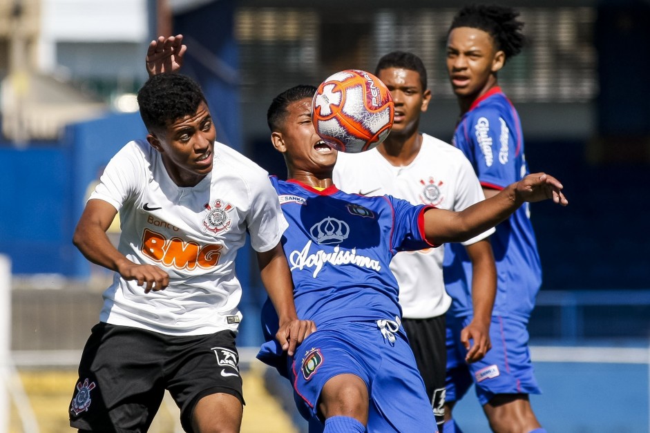 Jogadores do Corinthians Sub-17 durante empate contra o São Caetano