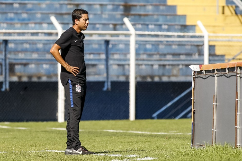 Técnico Gustavo Almeida no empate contra o São Caetano, pelo Paulista Sub-17