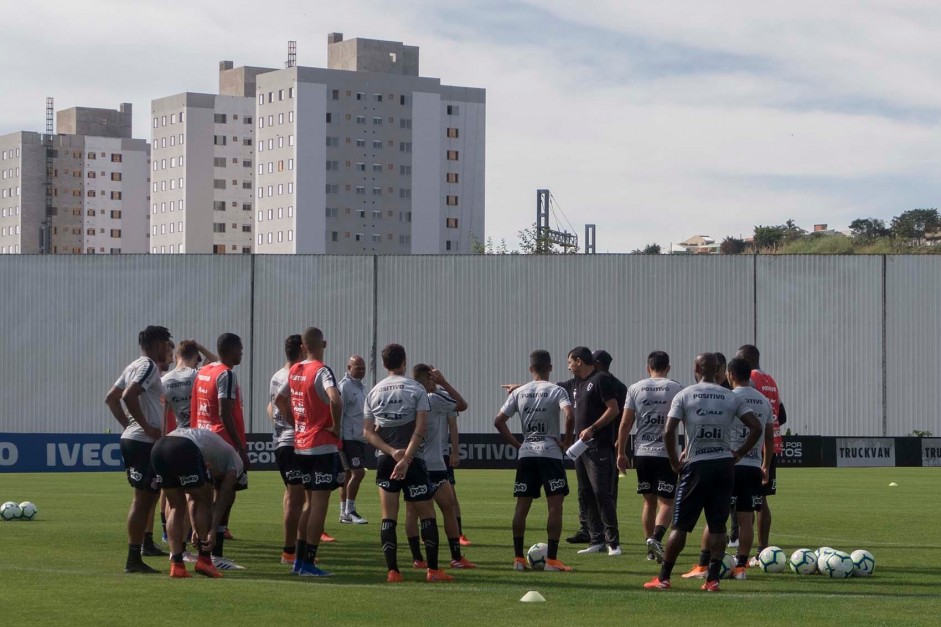 Jogadores reunidos durante treino do Corinthians no CT Joaquim Grava