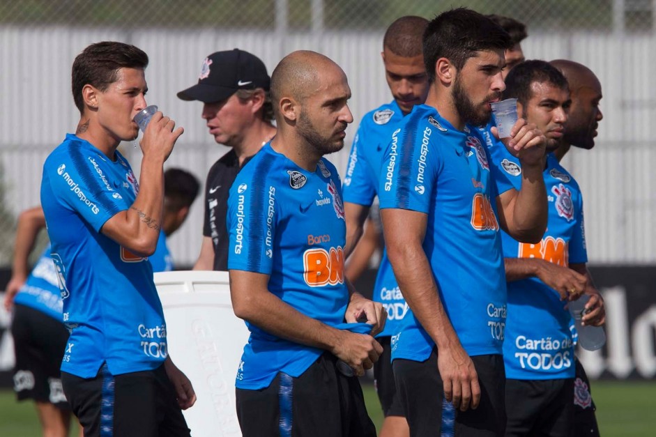 Jogadores reunidos durante treino no CT Joaquim Grava