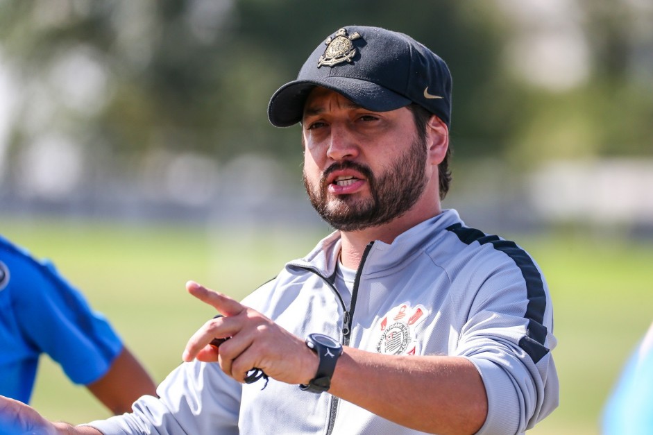 Arthur Elias no treino do Corinthians Futebol Feminino