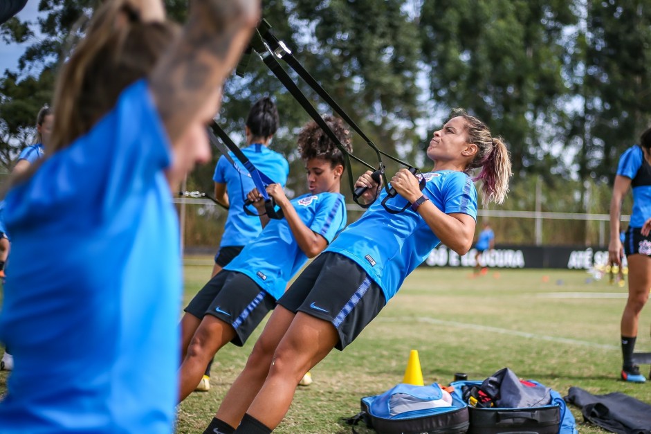 Mnica treina pelo Corinthians Futebol Feminino