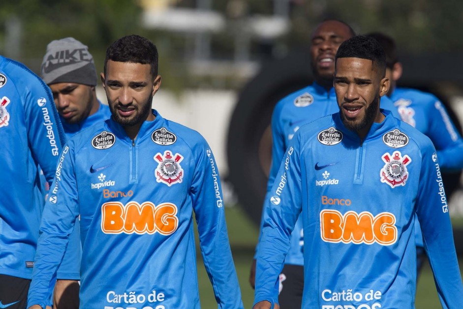Clayson e Everaldo durante treino que prepara o time para jogo amistoso contra o Londrina