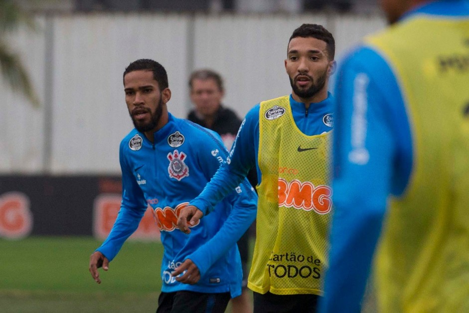 Everaldo e Clayson durante treino que prepara a equipe do Corinthians para amistoso