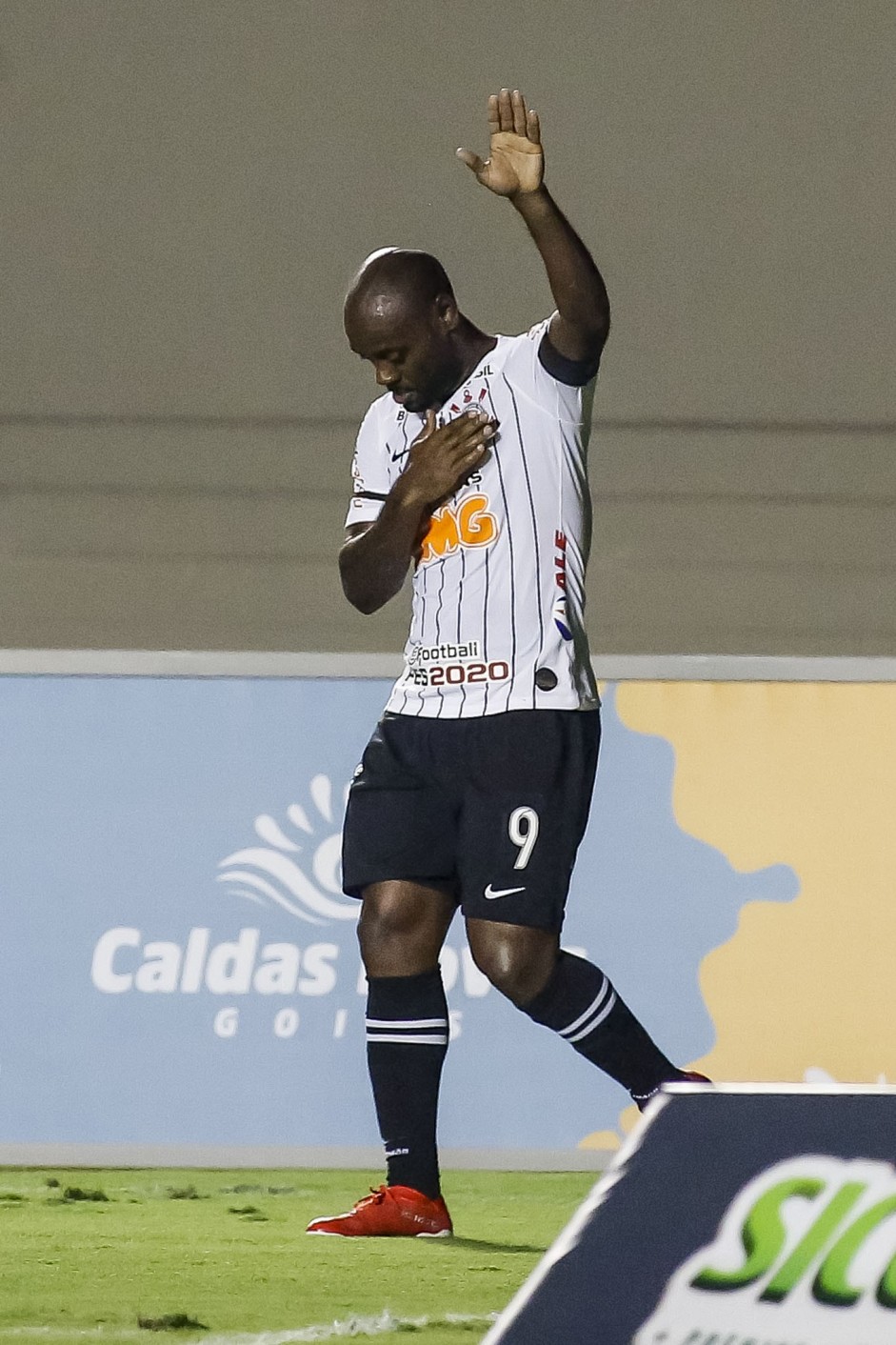 Love feliz com seu gol durante amistoso entre Vila Nova e Corinthians
