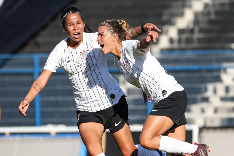 Victória e Tamires comemoram seus gols contra o São Francisco, pelo Brasileiro Feminino