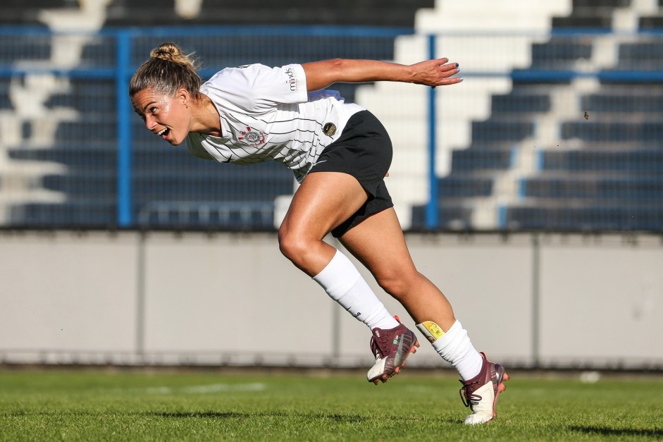 Tamires comemora seu gol contra o São Francisco, pelo Brasileirão Feminino