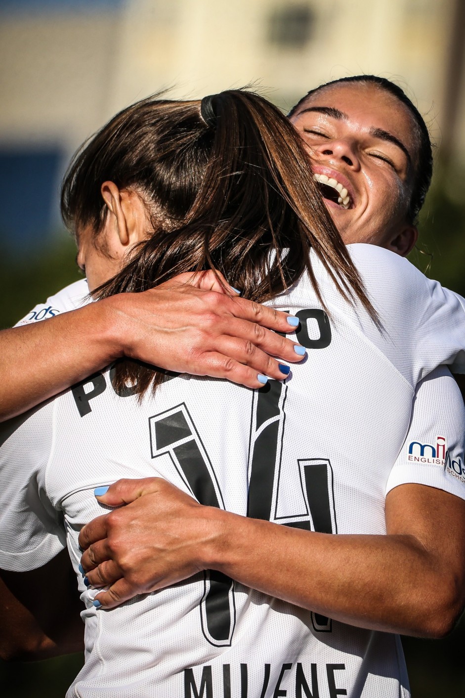 Victória e Millene comemorando gol contra o São Francisco, pelo Brasileiro Feminino