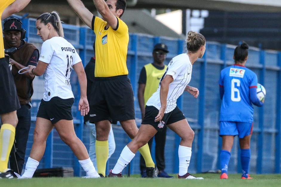 As meninas do Corinthians atropelaram o São Francisco, da Bahia, na tarde deste domingo