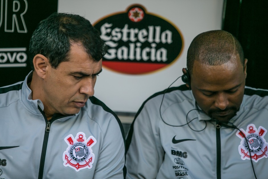 Carille e Fabinho no banco durante jogo contra o CSA, na Arena Corinthians, pelo Brasileiro