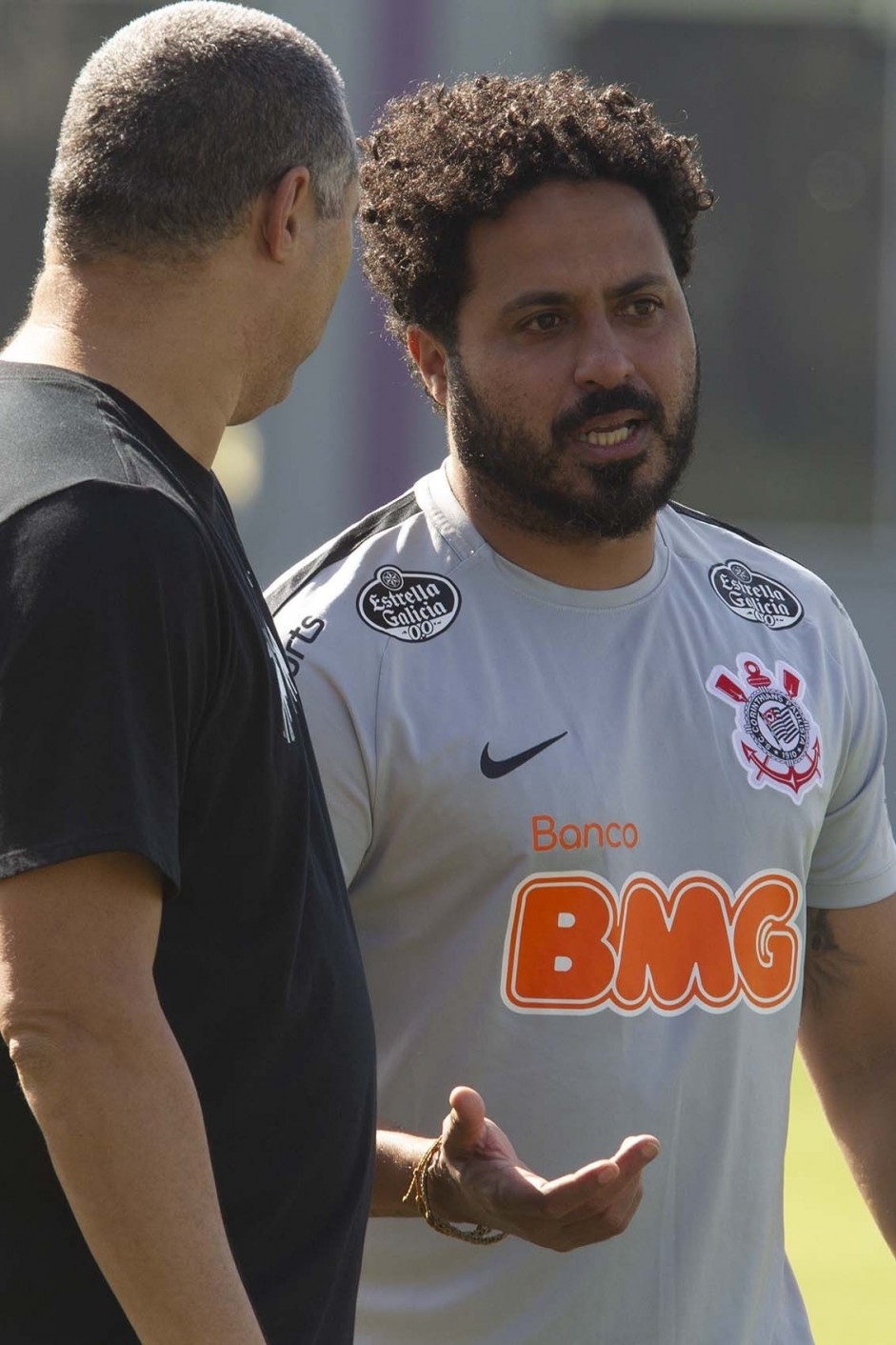 Jogadores do Corinthians treinam neste sbado