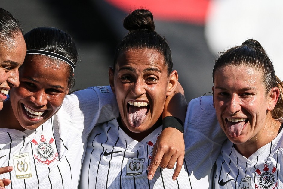 Gabi, Victória, Mimi e Cacau comemorando a goleada por 9 a 0 sobre o São Francisco