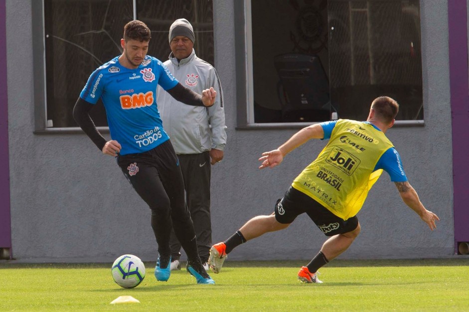 Caíque França e Ramiro no CT Joaquim Grava, durante treino desta quarta-feira