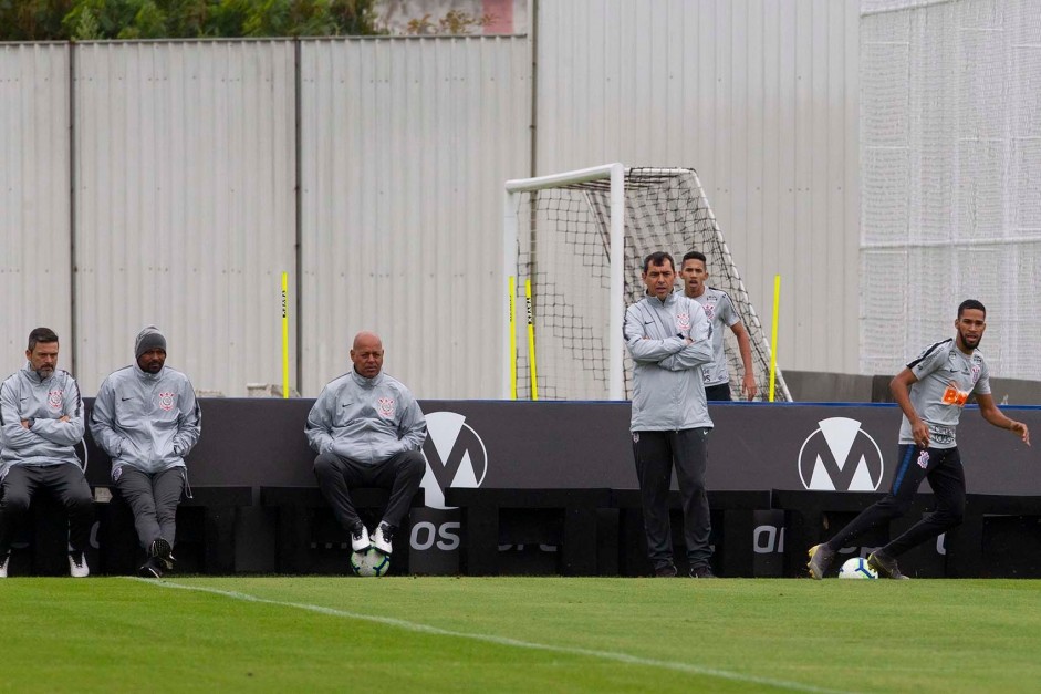 Carille e comissão técnica observam jogo-treino contra o Juventus, no CT Joaquim Grava