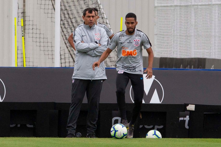Carille e Everaldo durante jogo-treino contra o Juventus, no CT Joaquim Grava