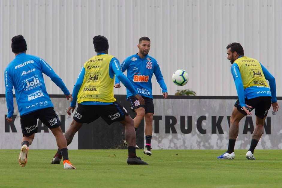 Clayson e companheiros no treino desta quarta-feira, no CT Joaquim Grava