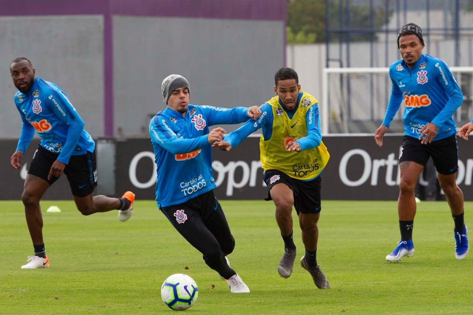 Fagner, Everaldo e Urso no treino desta quarta-feira, no CT Joaquim Grava