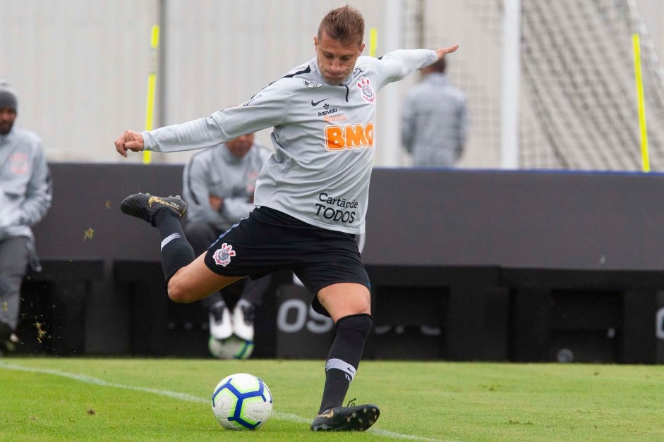 Henrique durante jogo-treino contra o Juventus, no CT Joaquim Grava